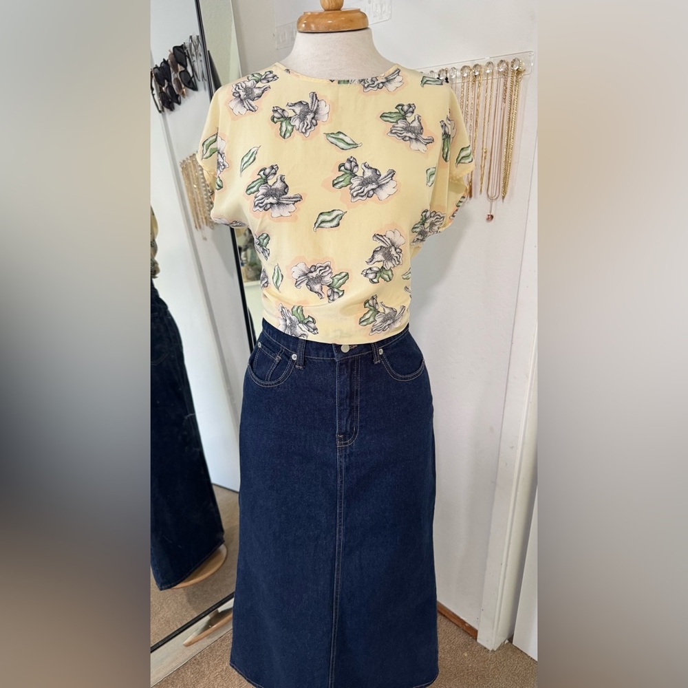 VINTAGE••Pure Silk Button Back Floral Blouse••size 8